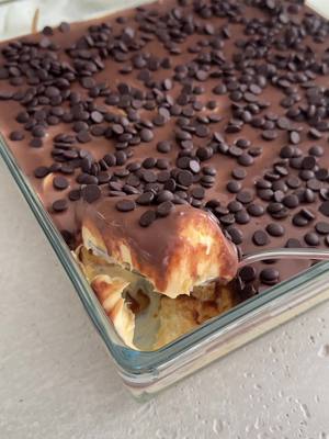 Löffeldessert mit Pudding, Bananen, Löffelbiskuits und Schokosauce