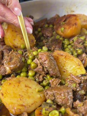 Spezzatino di Manzo con Patate e Piselli