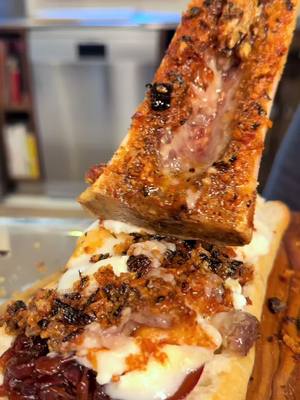 Panino Esagerato con Midollo, Rocchetto di Capra e Cipolle Caramellate