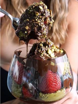 Dubai Schokoladen-Erdbeeren mit gepufftem Quinoa und Pistaziencreme