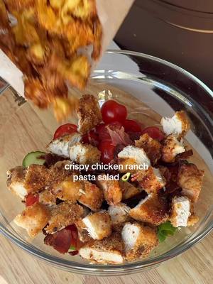 Ensalada de pasta crujiente con aderezo cremoso de aguacate y ranch