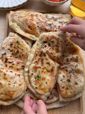 Pão achatado recheado com frango ao molho de manteiga