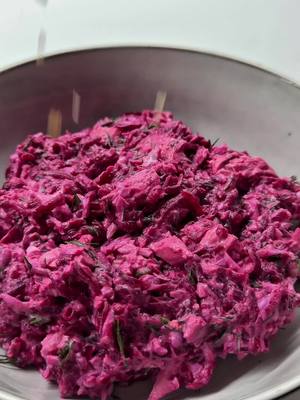 Proteinreicher Rote-Bete-Salat mit Hähnchen und Ei