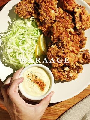 クリスピーでジューシーな唐揚げ(日本風フライドチキン)ガーリックレモンマヨ添え
