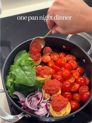 Ein-Pfannen-Nudelgericht mit Tagliatelle und Gemüse