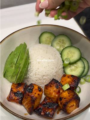 Bol nourrissant au saumon et sauce chili douce