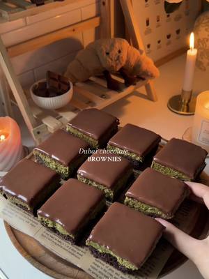 Dubai Schokoladen-Brownie mit Kunafa-Füllung und Pistaziencreme