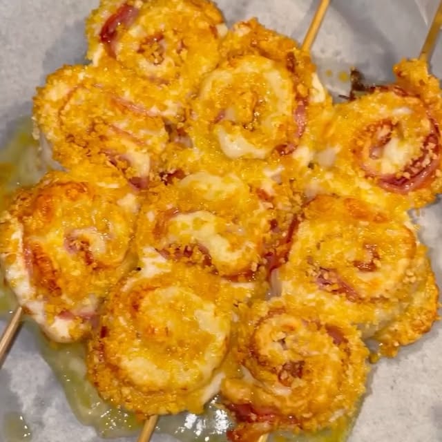 Spiedini di Girelle di Pollo Panate con Prosciutto e Formaggio