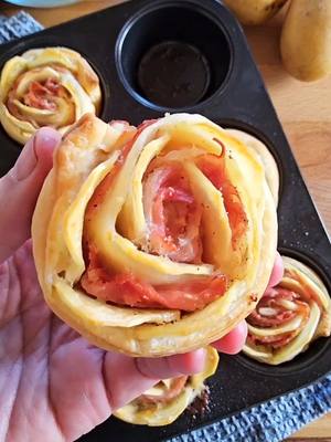 Rose di sfoglia con patate e speck