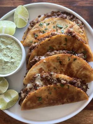 Tacos de bœuf croustillants au fromage avec sauce coriandre-citron vert