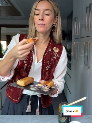 Snack saludable crujiente de papel de arroz, queso y mermelada