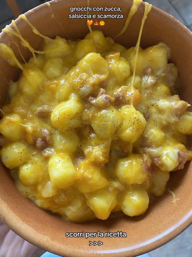 Gnocchi autunnali con zucca, salsiccia e scamorza